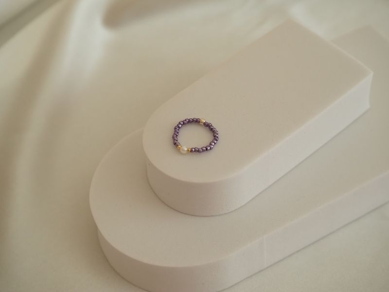 Pierścionek z fioletowych szklanych koralików