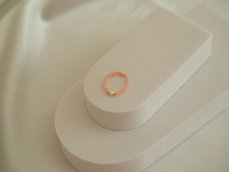 Pierścionek z brzoskwiniowych szklanych koralików