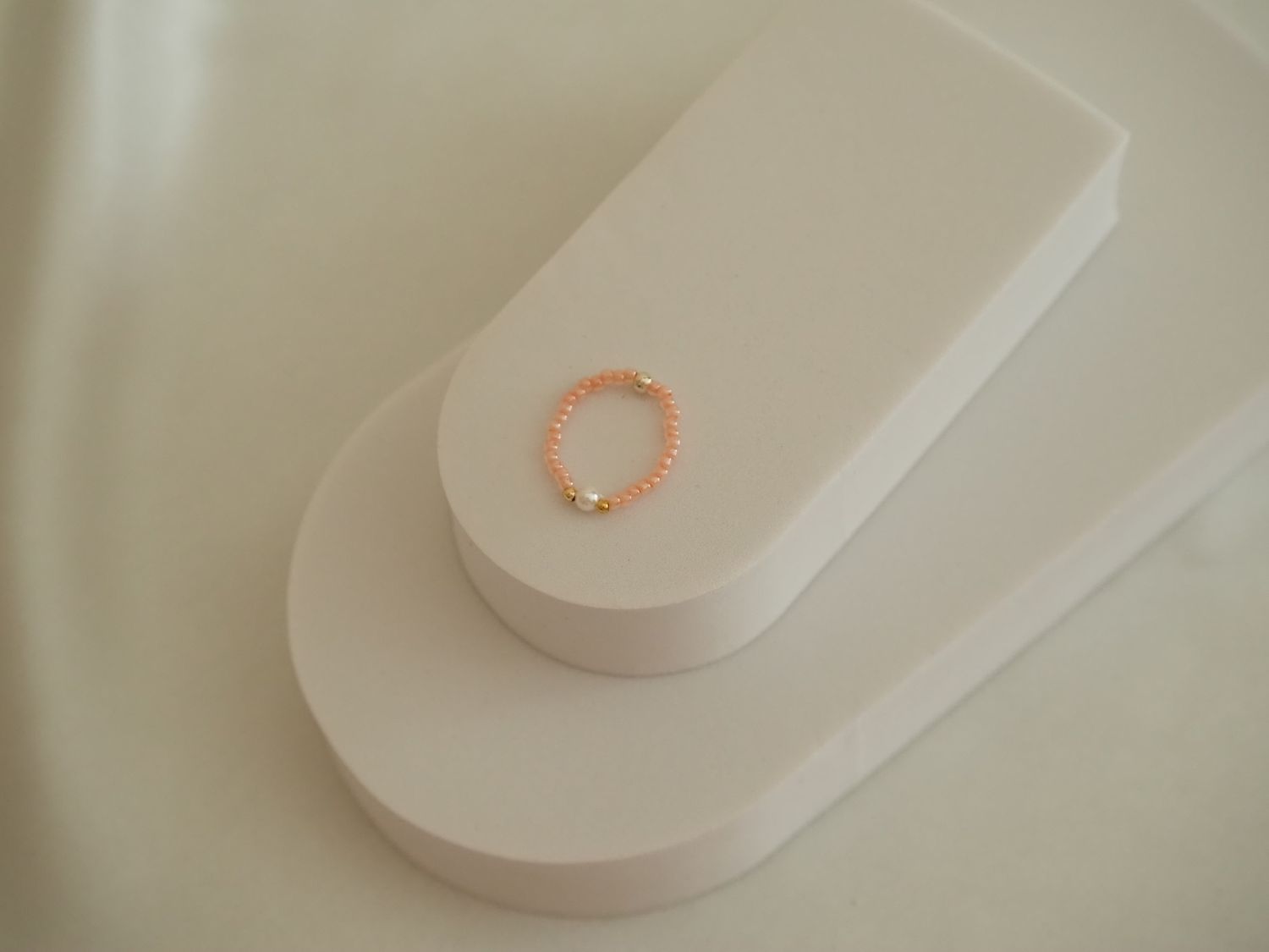 Pierścionek z brzoskwiniowych szklanych koralików