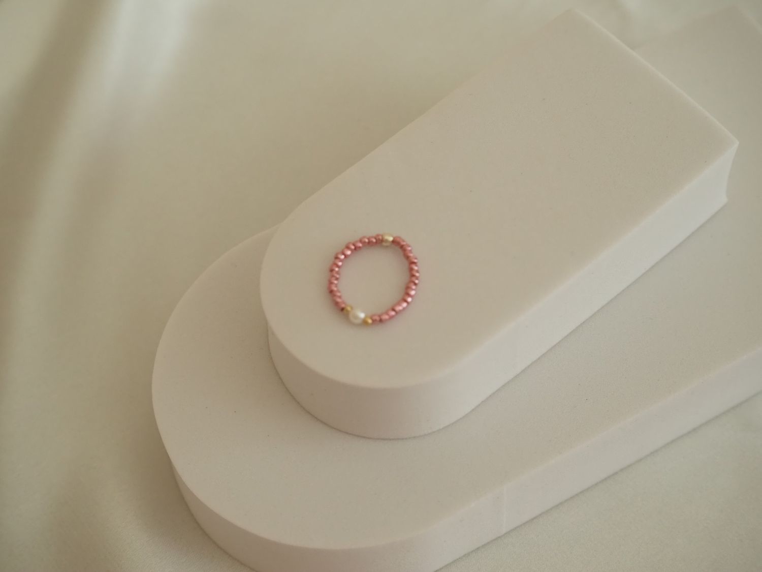 Pierścionek z różowych szklanych koralików