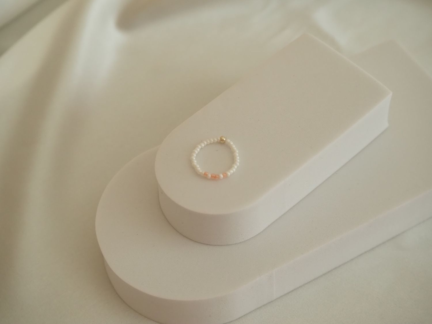 Pierścionek z białych szklanych koralików