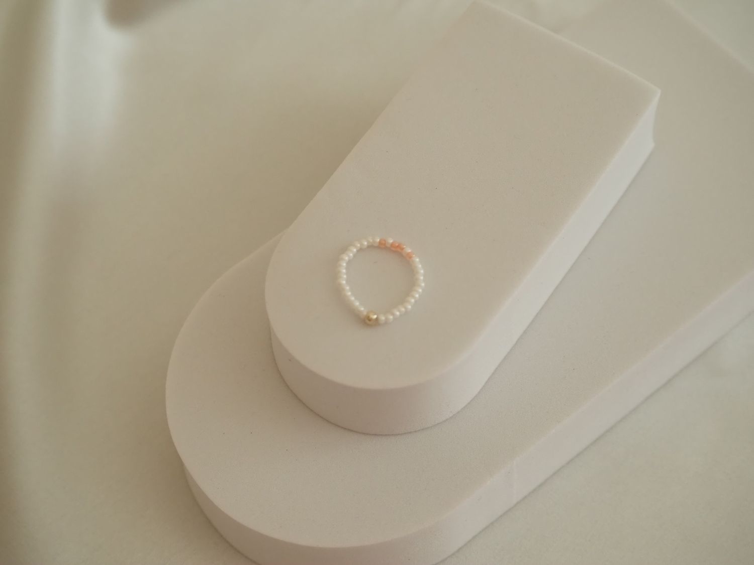 Pierścionek z białych szklanych koralików