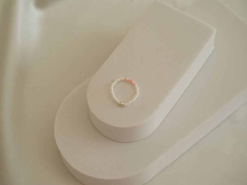 Pierścionek z białych szklanych koralików