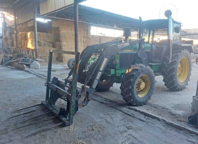 John Deere 3050 con pala.