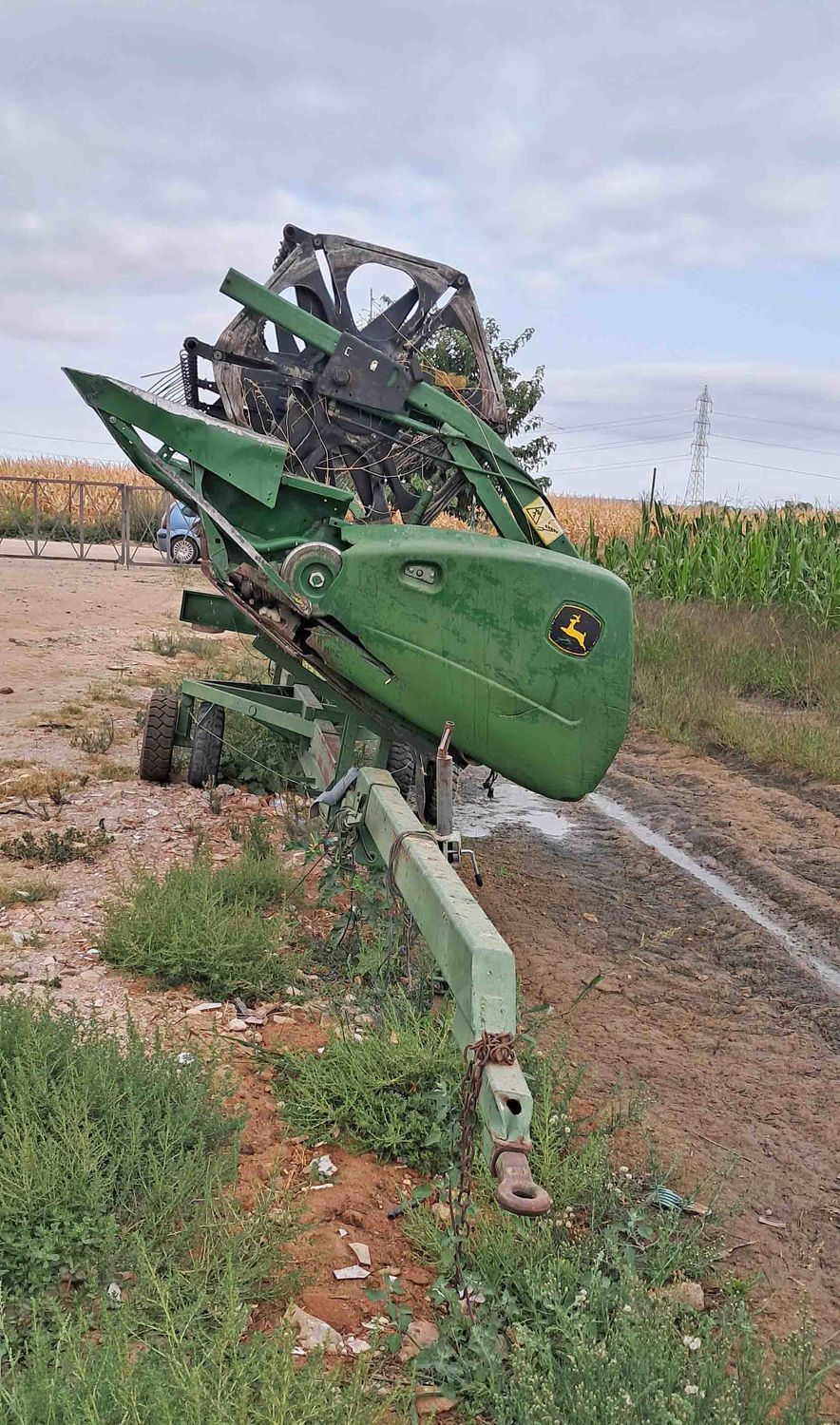 Pick up cereal John Deere 620R.