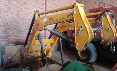 Palas, cazos, pantallas y gruas para tractor