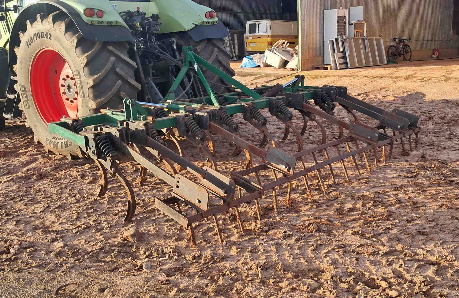 Chisel abatible hidraulicamente de 17 brazos.