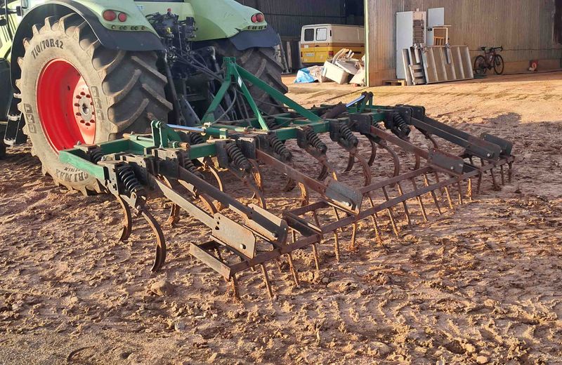 Chisel abatible hidraulicamente de 17 brazos.