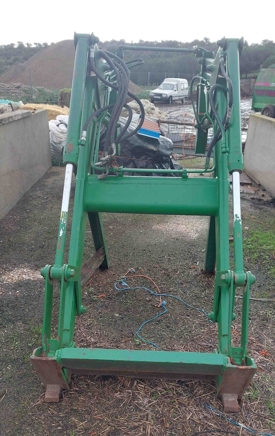 Pala BMH puesta en John Deere 2650.