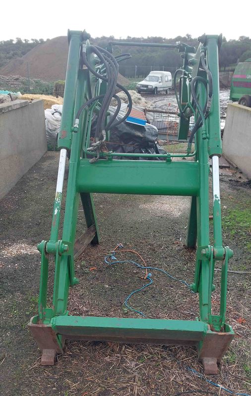 Pala BMH puesta en John Deere 2650.