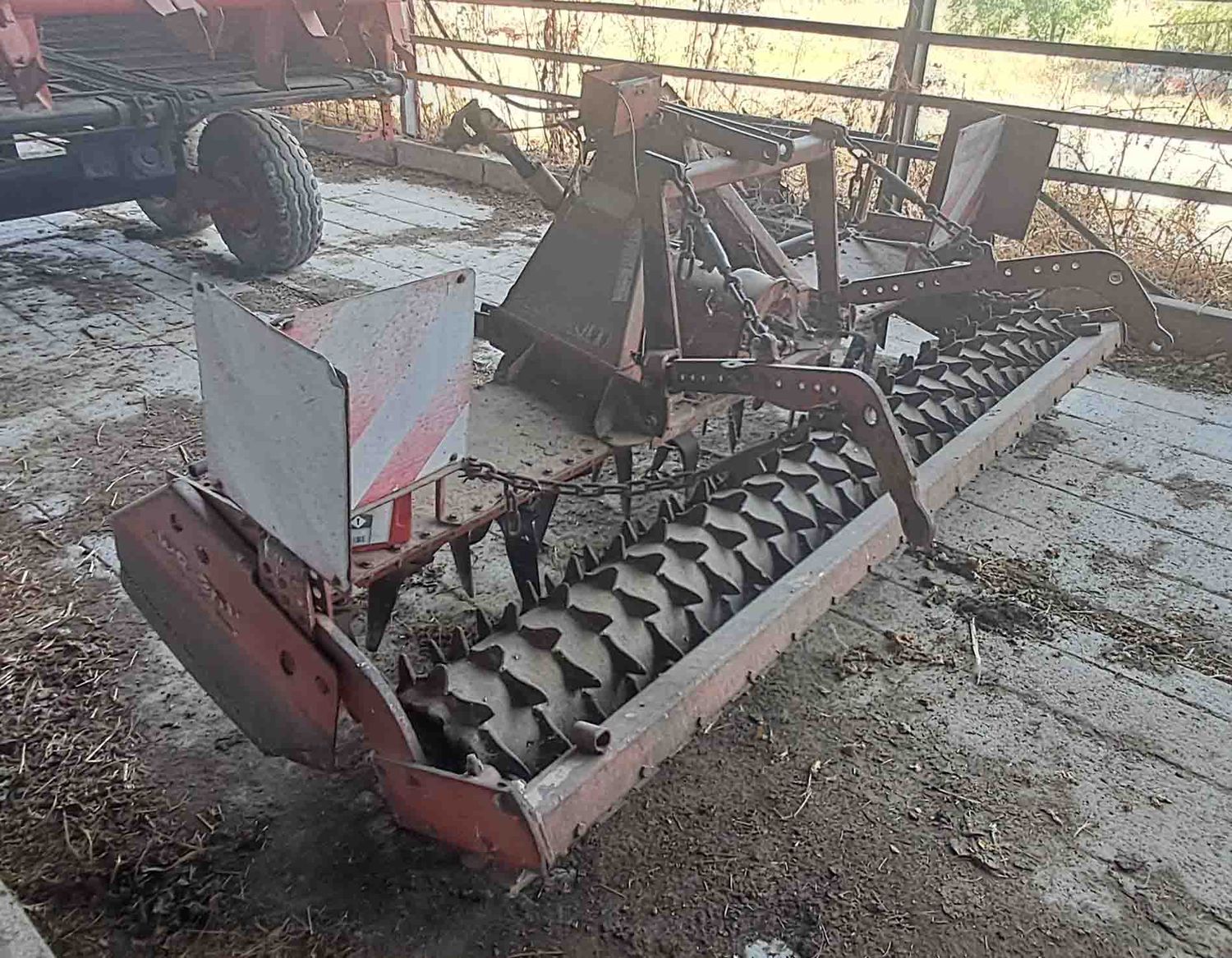 Grada rotativa con rulo de pinchos.