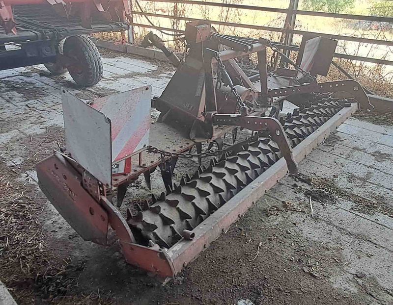 Grada rotativa con rulo de pinchos.