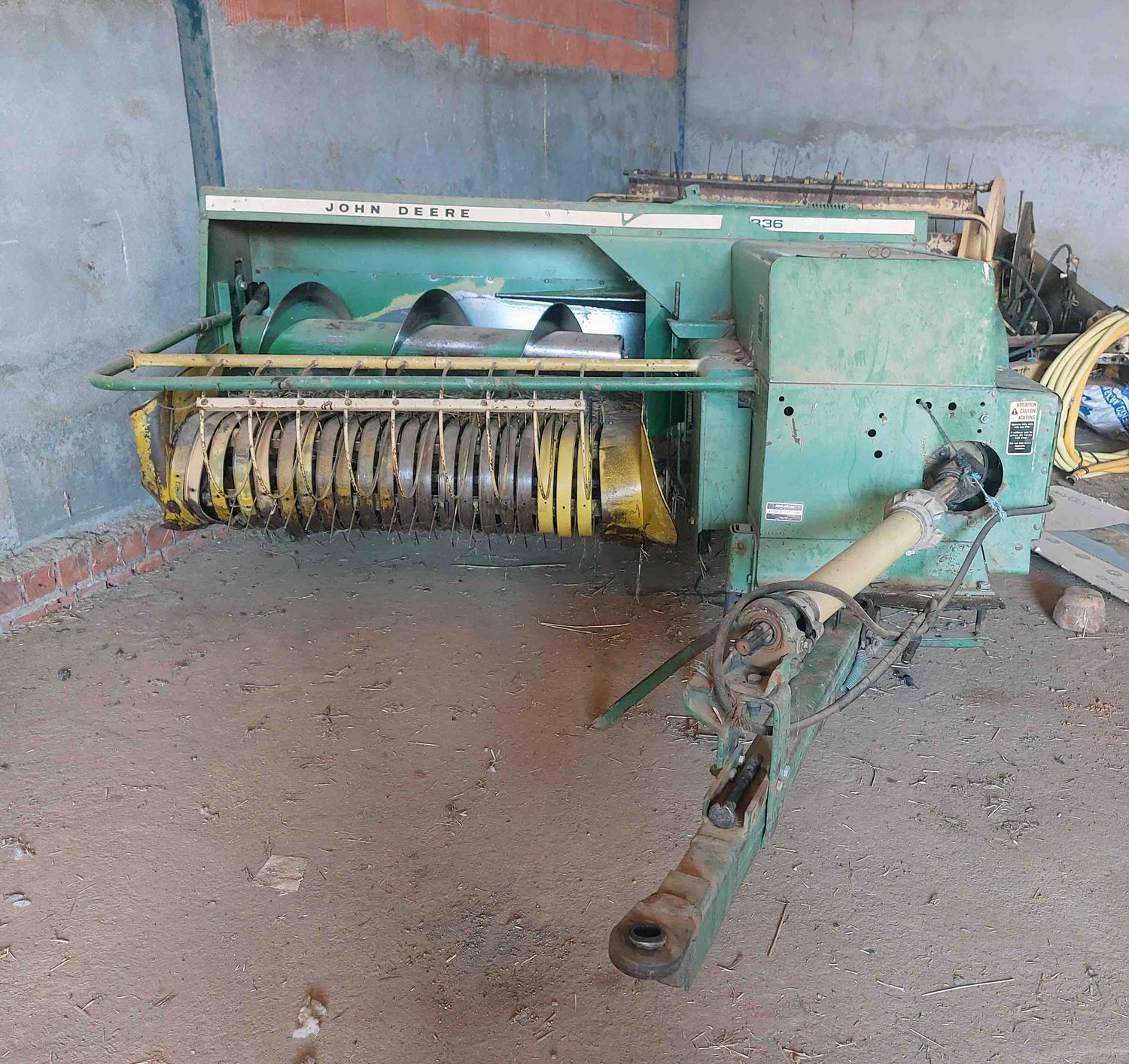 Empacadora John Deere 336 con carro.