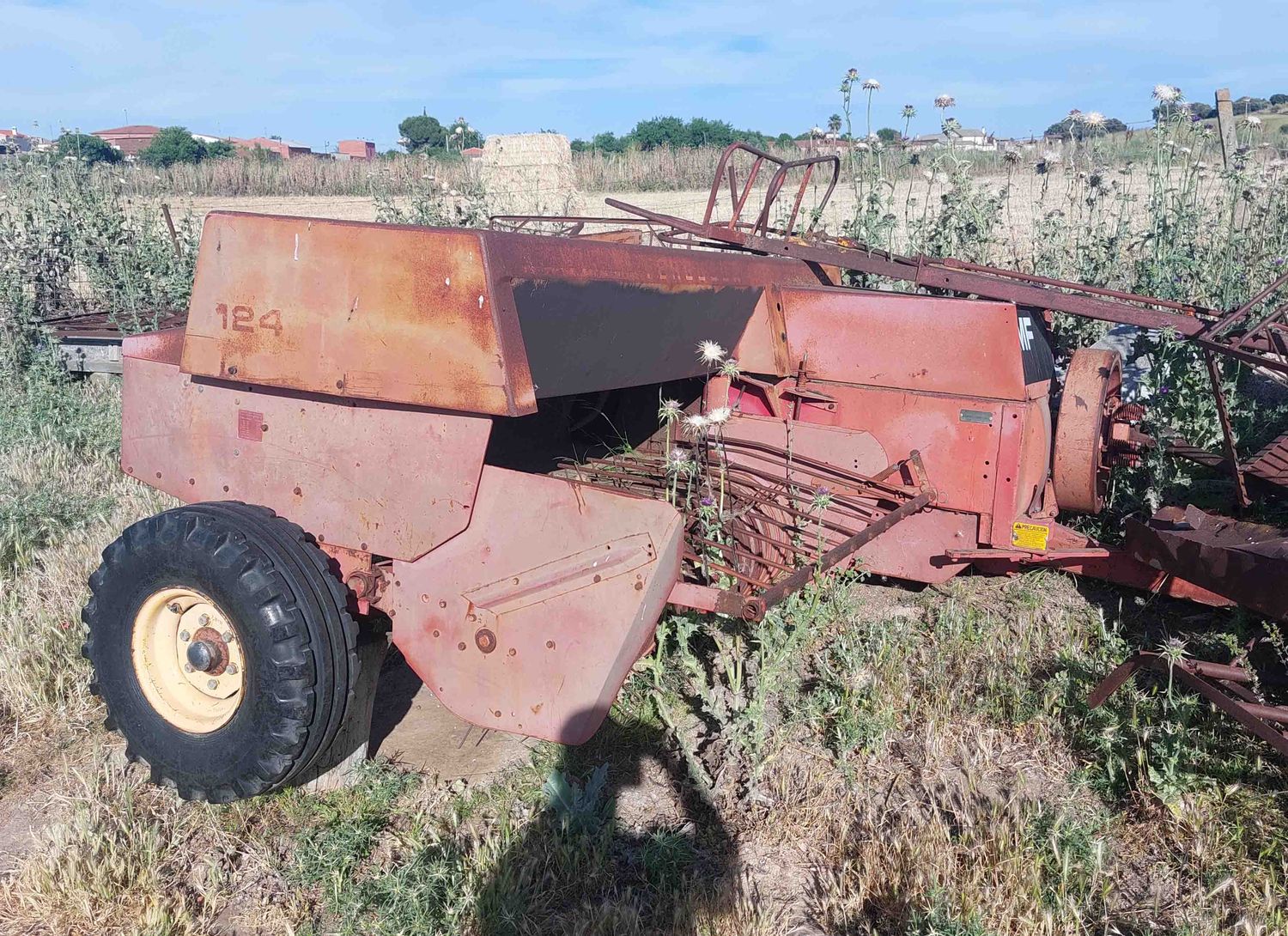 Empacadora pequeña Masssey Ferguson 124.