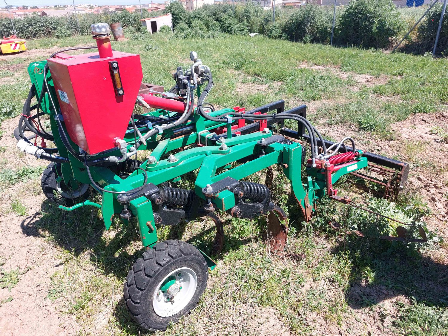 Cultivador viñedo con intercepa.