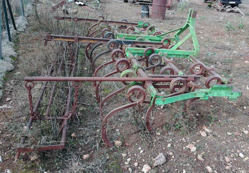 Cultivador fijo 27 brazos con rastrilla.