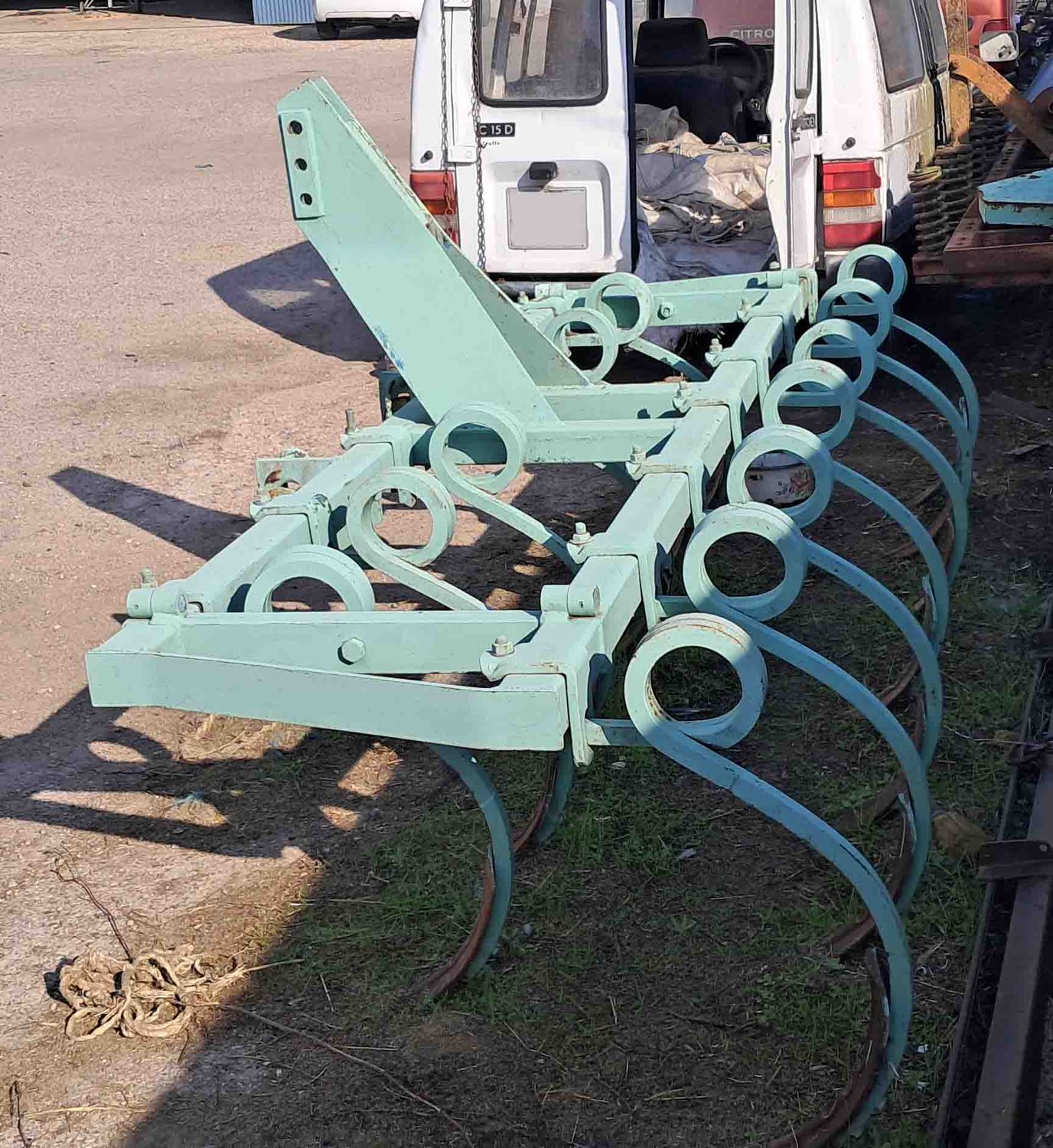 Cultivador de 13 brazos.