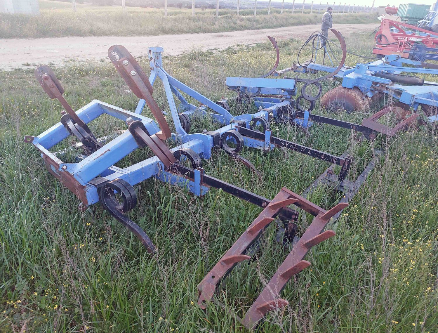 Cultivador de 15 brazos con rastra.