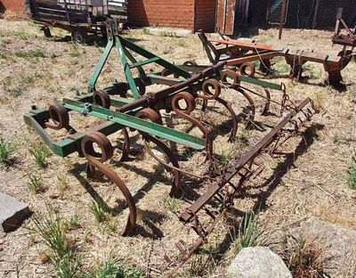 Cultivador 11 brazos con rastra.