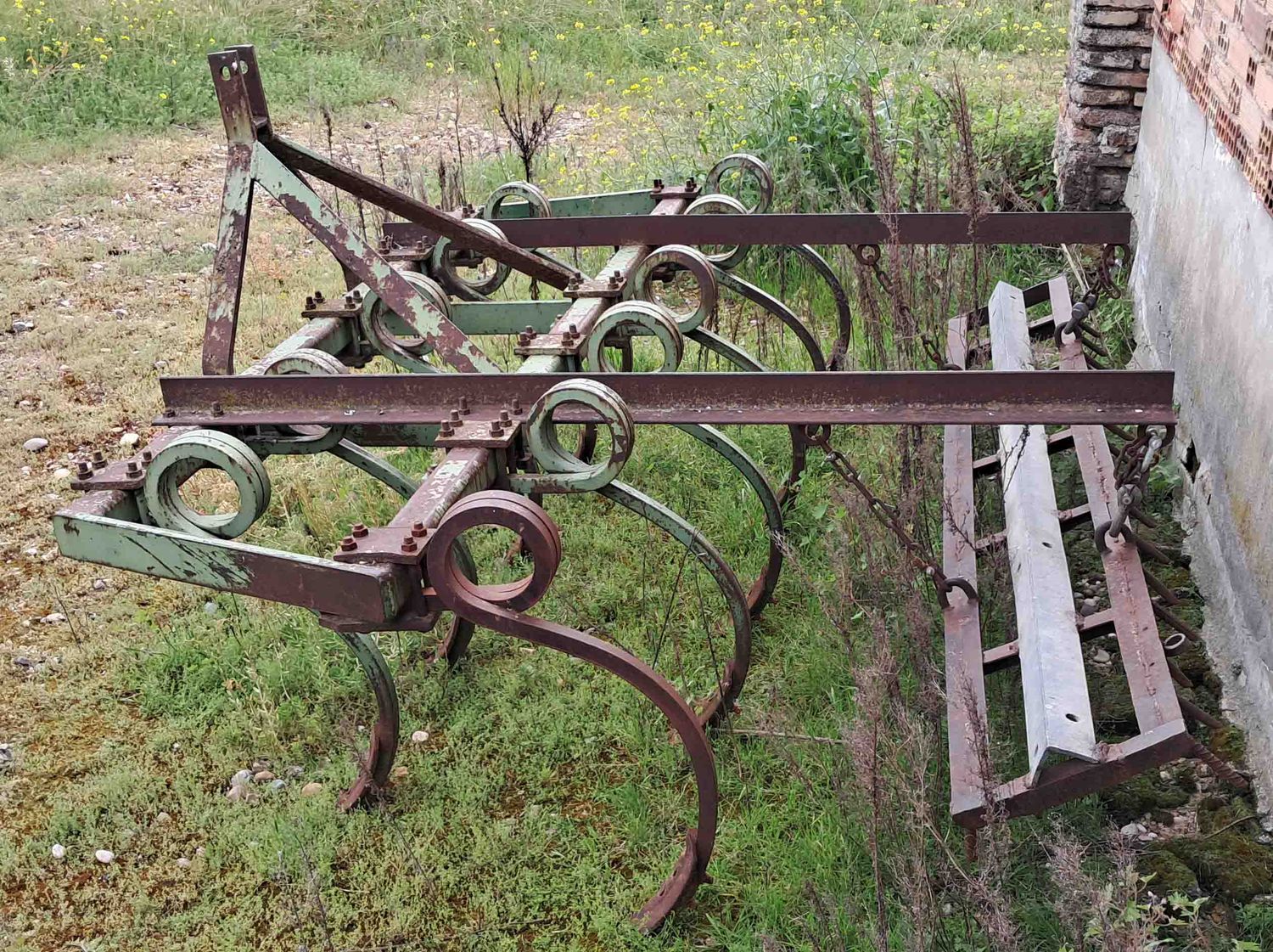 Cultivador 11 brazos con rastra.