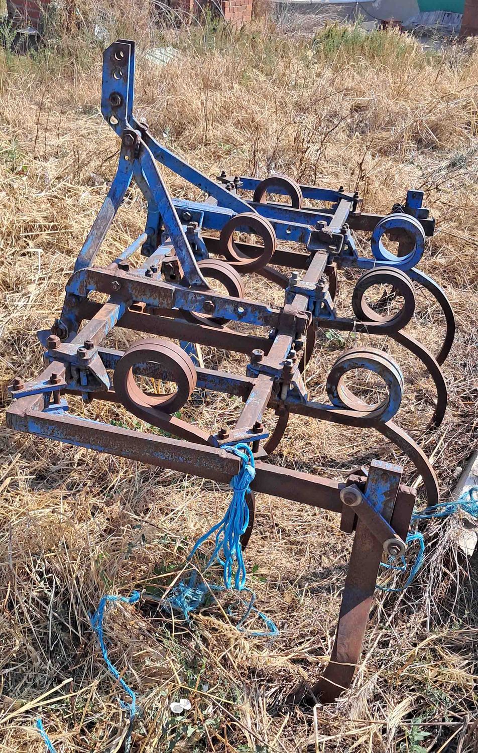 Cultivador 9 brazos con 2 brazos curvos.