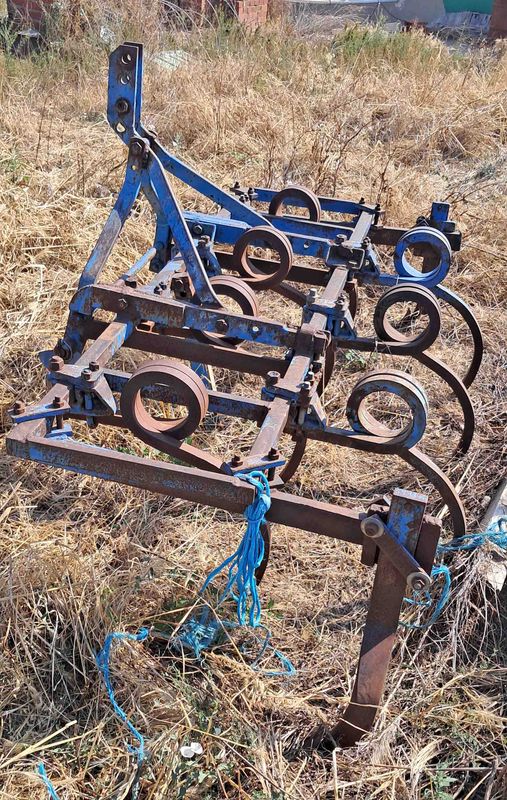 Cultivador 9 brazos con 2 brazos curvos.