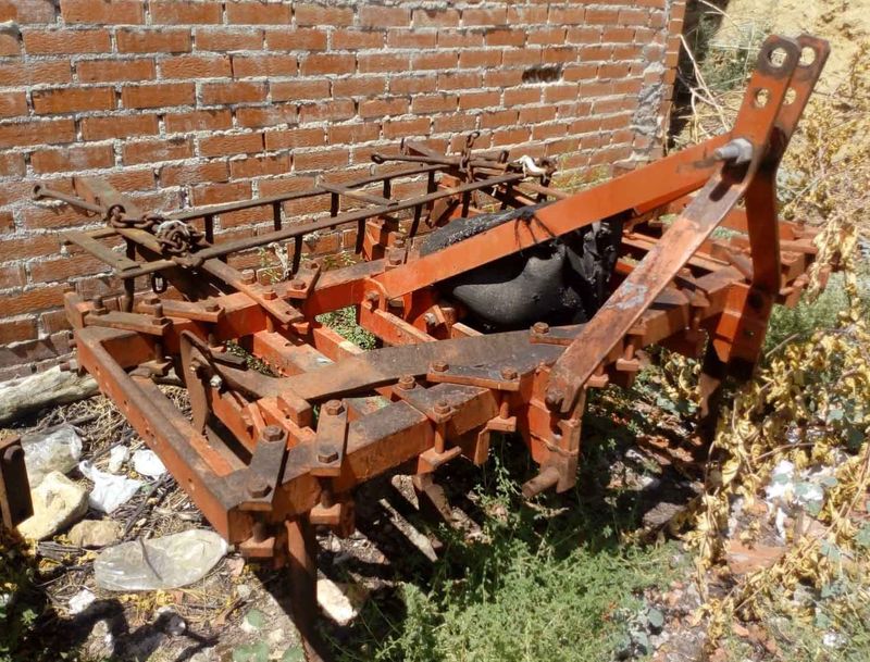 Cultivador 9 brazos con rastra.