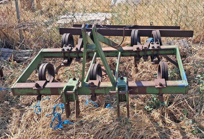 Cultivador 7 brazos con 2 brazos curvos.