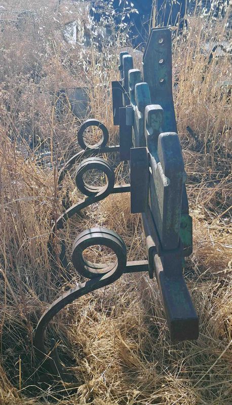 Cultivador aporcadera de 3 surcos.