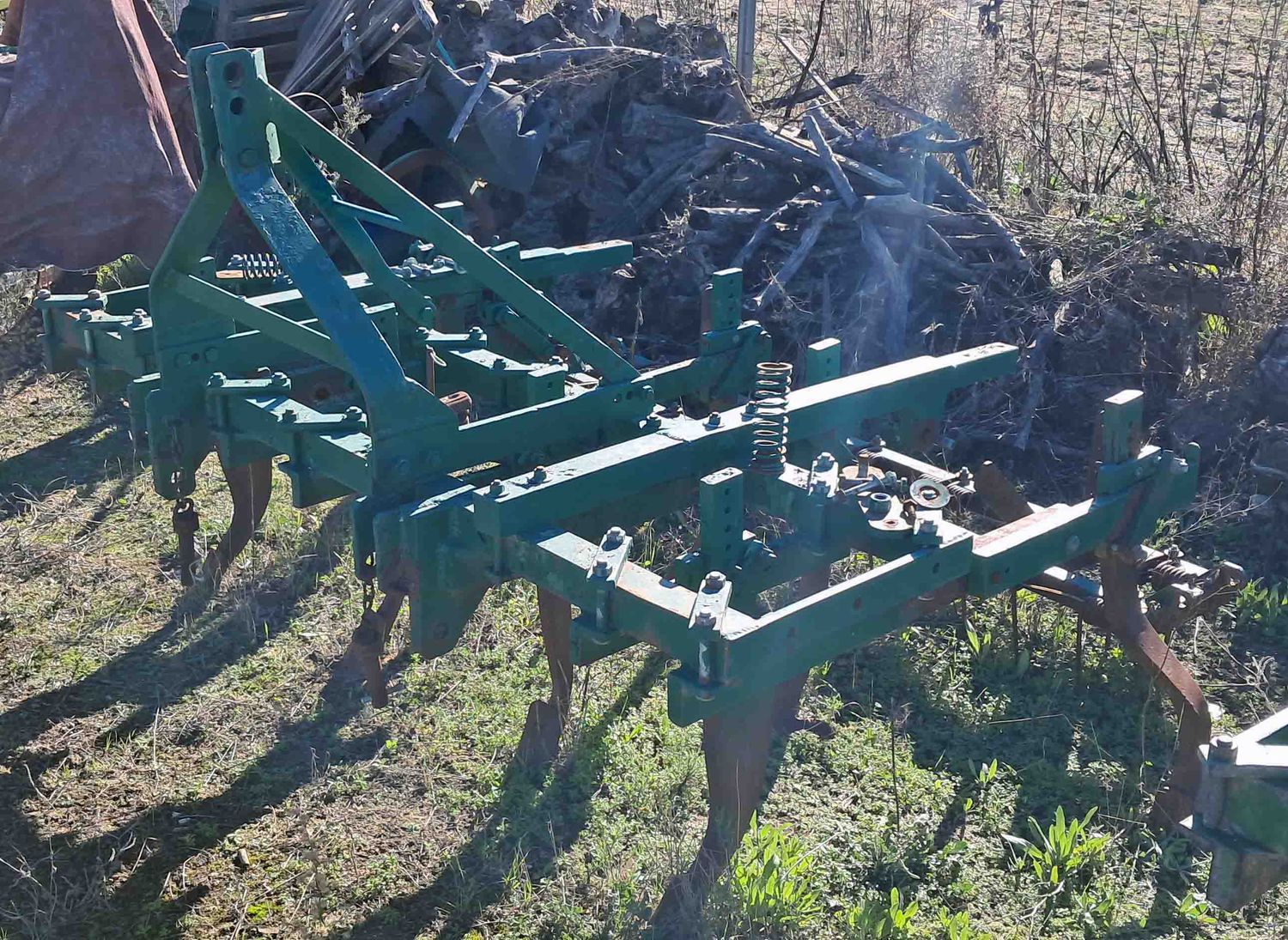 Cultivador / Gradas viña 9 brazos.