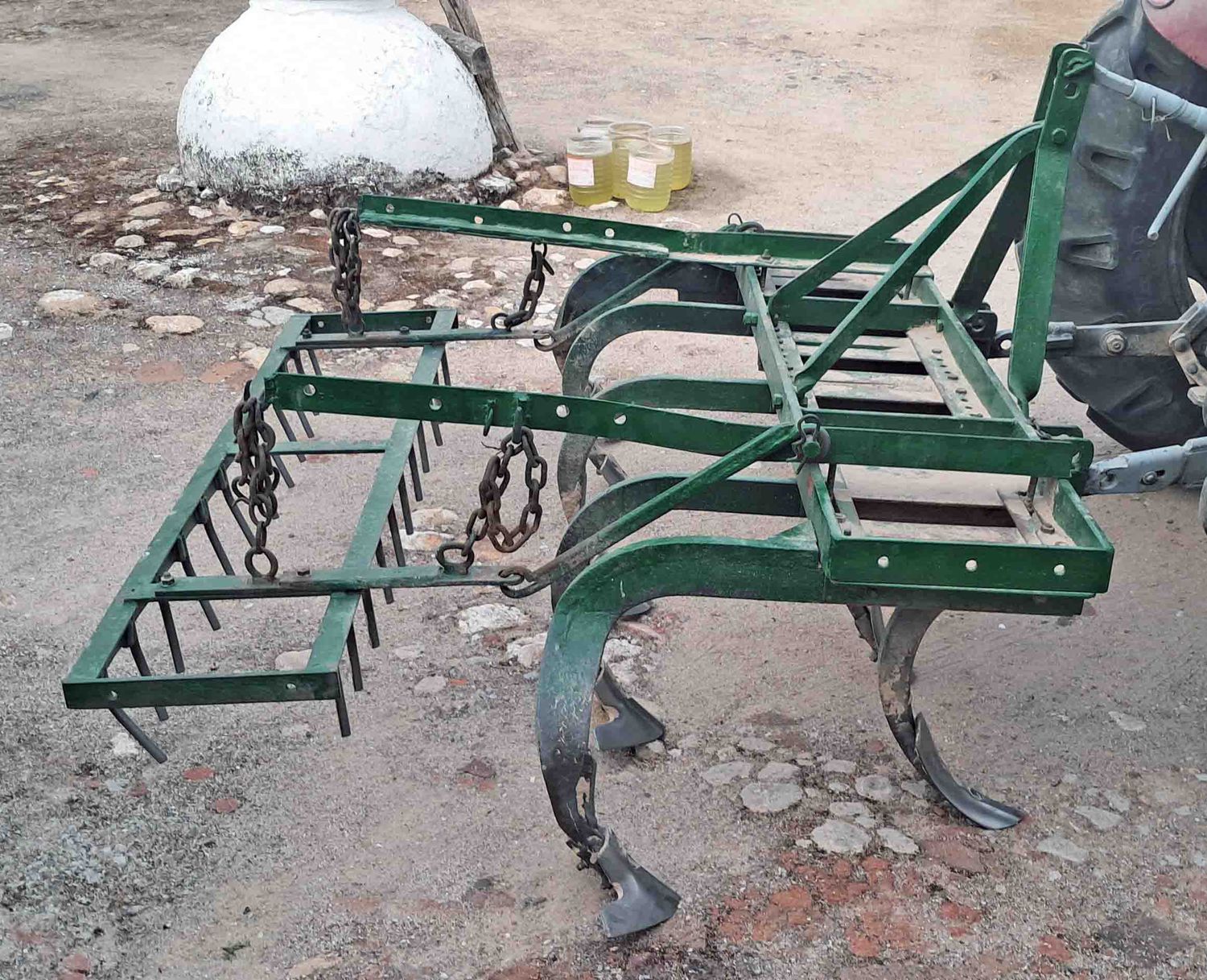 Cultivador 9 brazos con rastro.