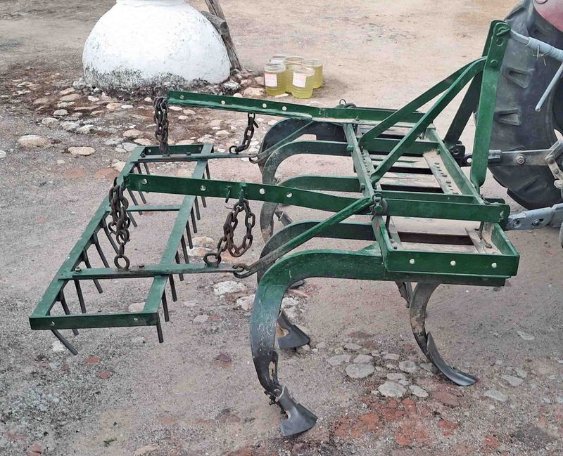 Cultivador 9 brazos con rastro.