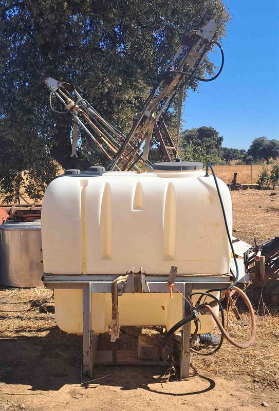 Cuba poliester 1.400 Litros y 12 metros.