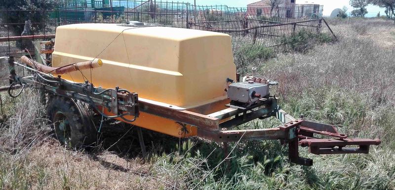 Carro sulfatador de 1.500 litros.
