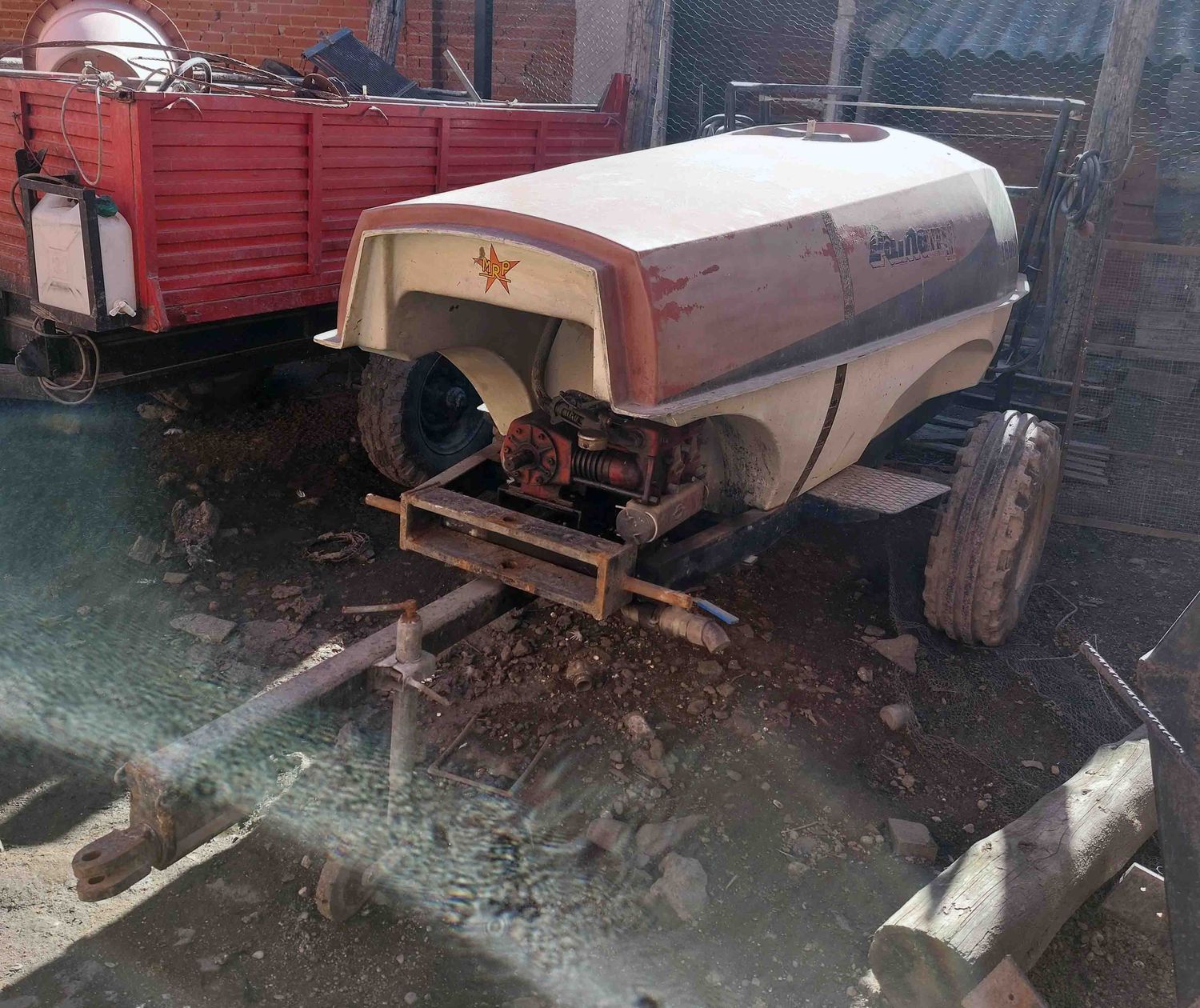 Carro sulfatador de 1.600 Litros.