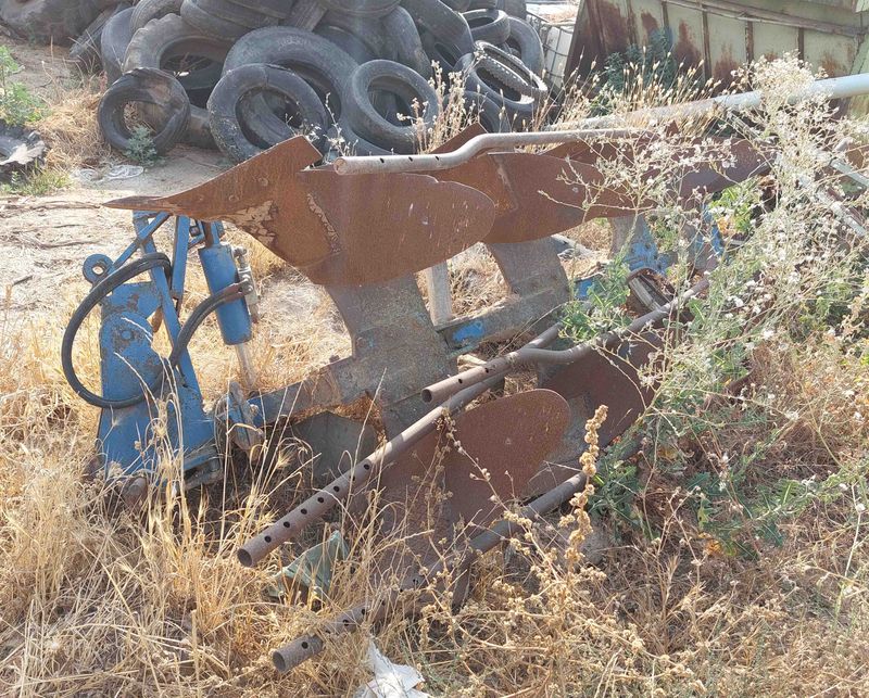 Vertederas reversibles volteo hidráulico 4 hojas.