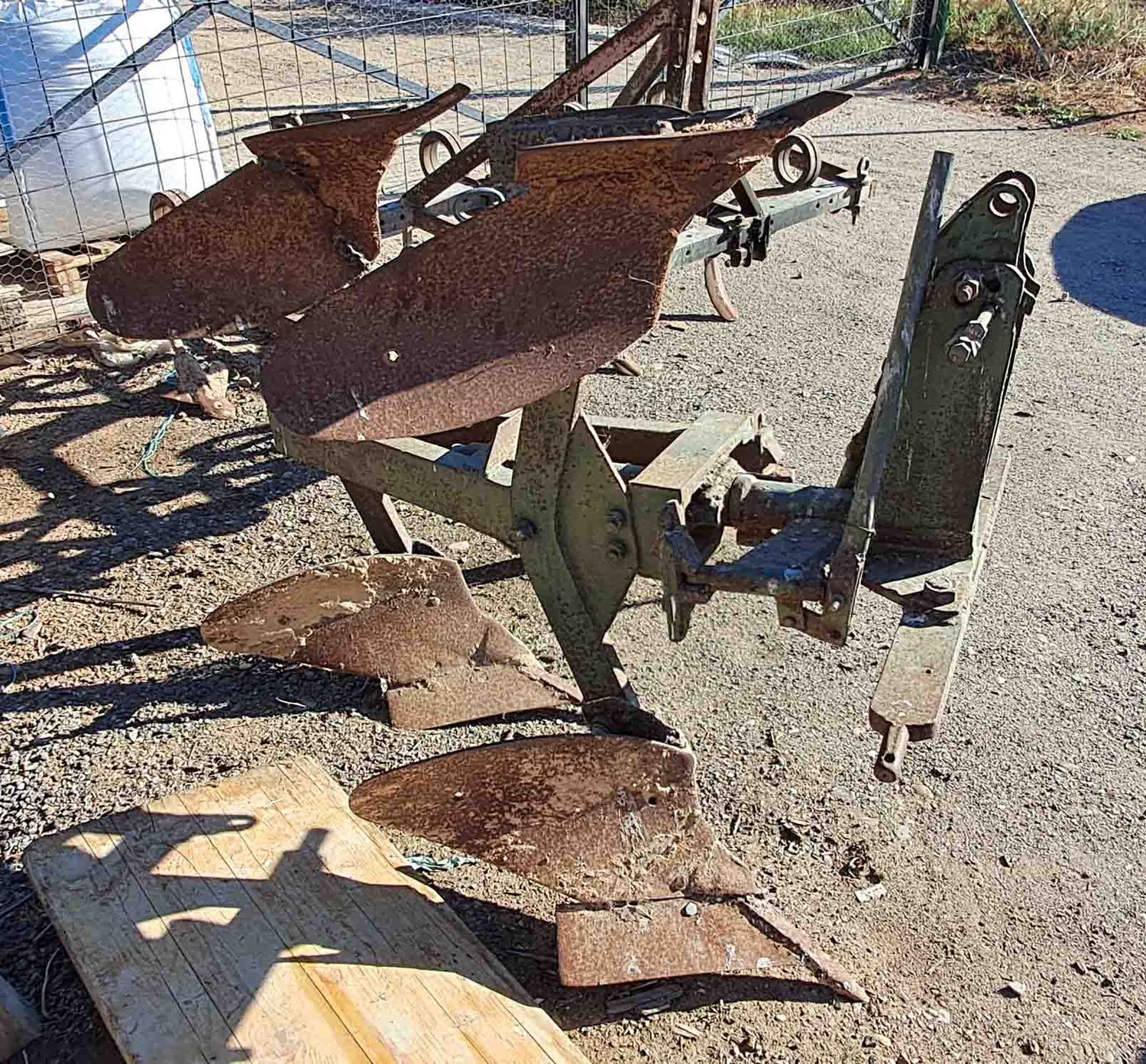 Vertederas reversibles volteo mecánico 2 hojas.