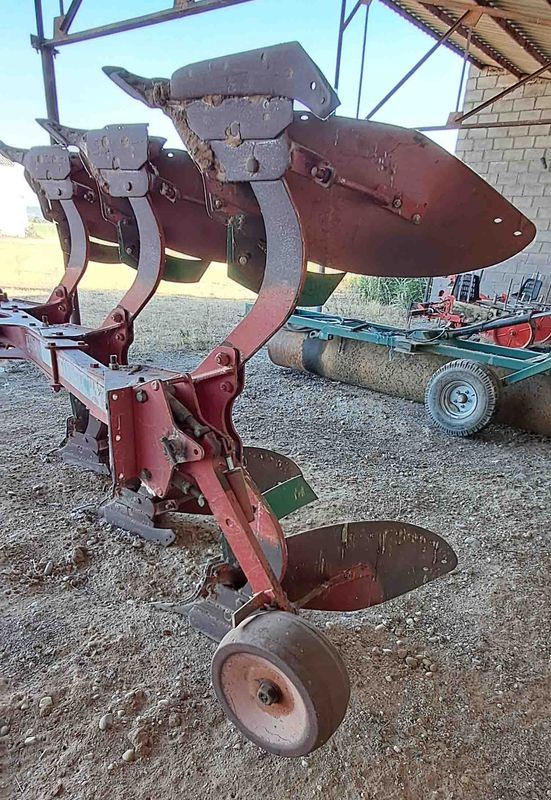 Vertederas reversibles volteo hidráulico Ovlac 3 Hojas.