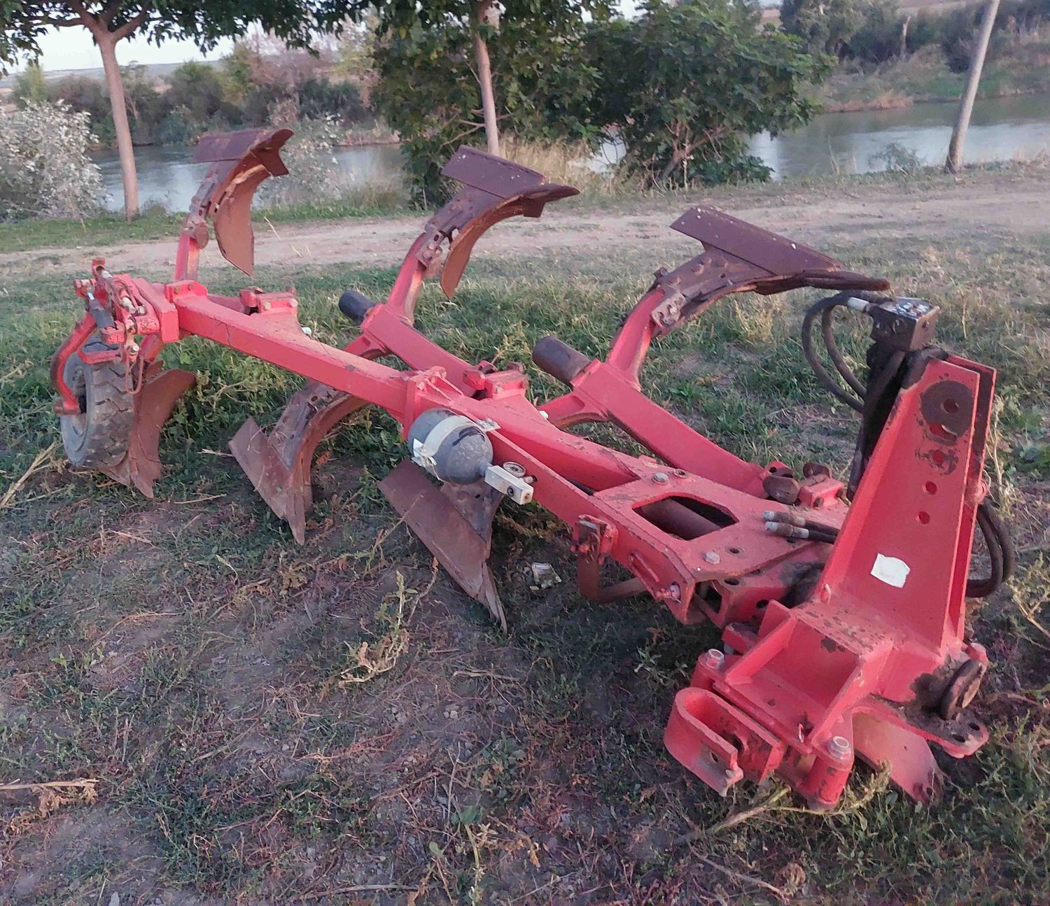 Vertederas reversibles de volteo hidráulico 3 cuerpos.