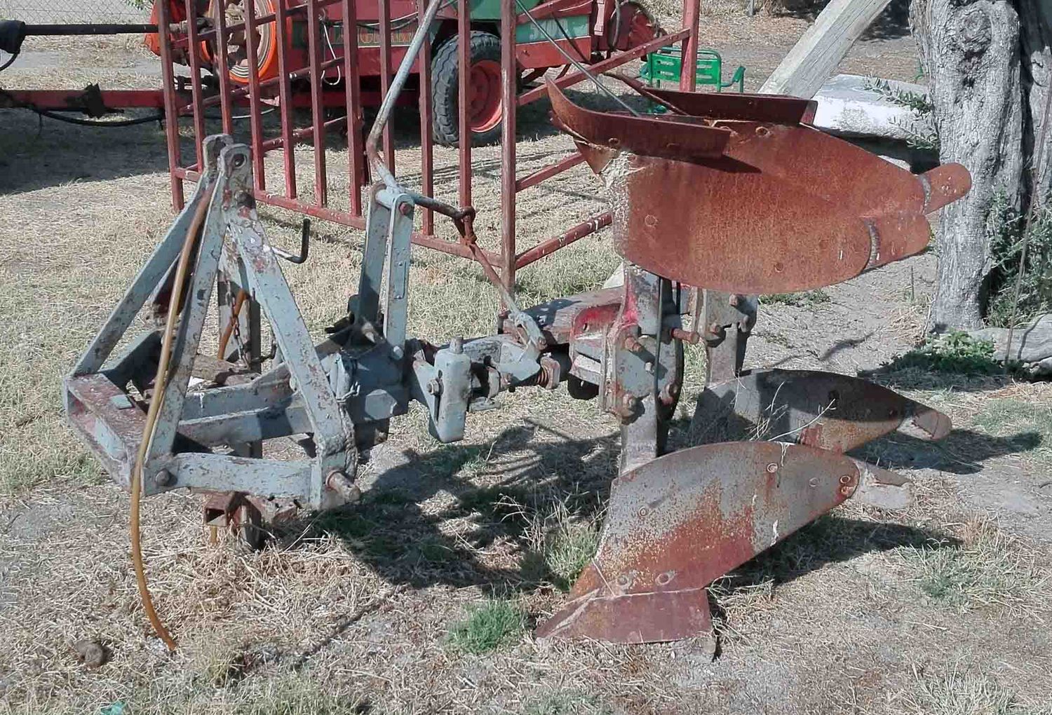 Vertedera de 2 hojas reversibles de volteo hidraulico.