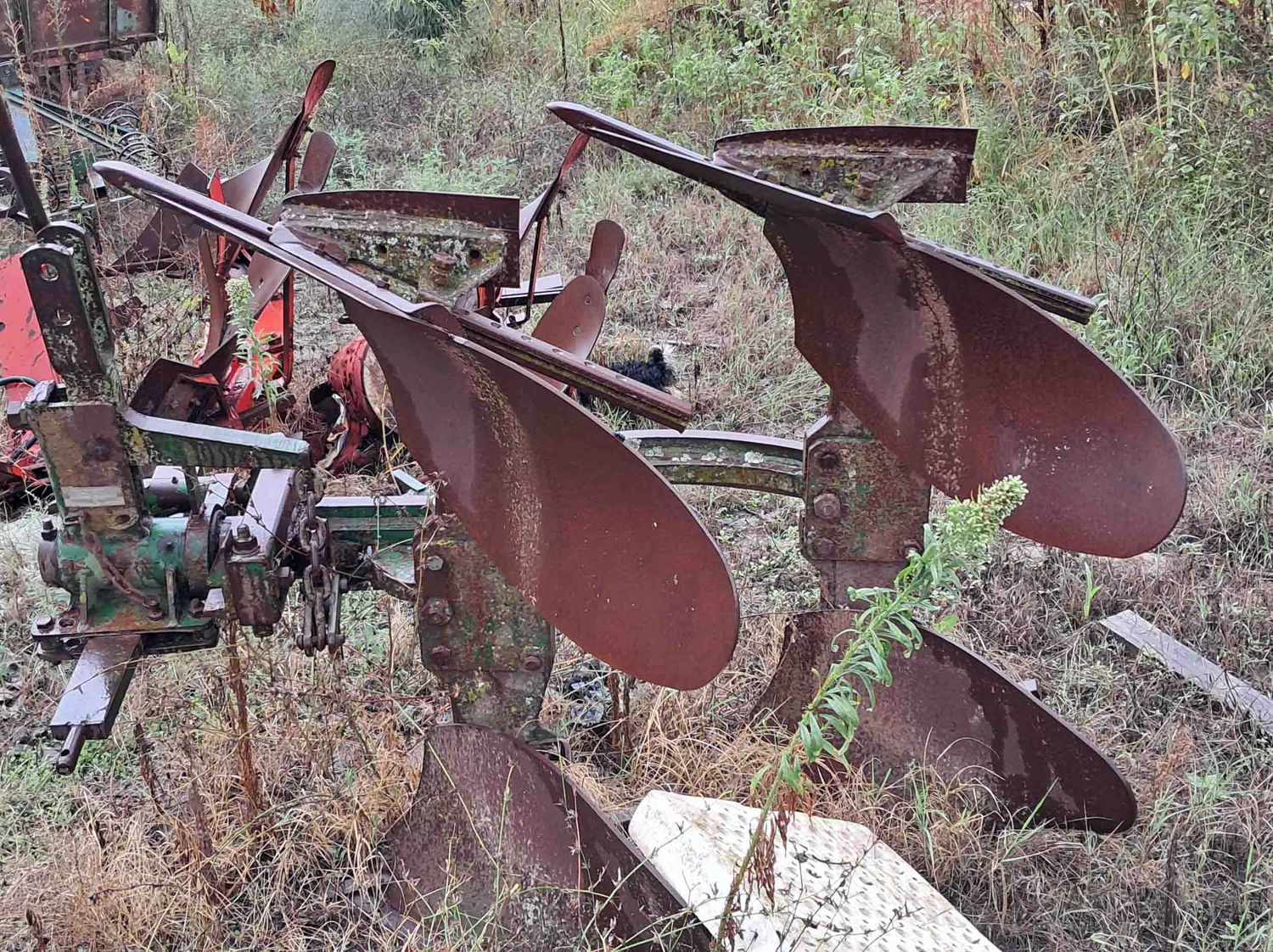 Vertedera reversible de volteo hidraulico de 2 hojas.