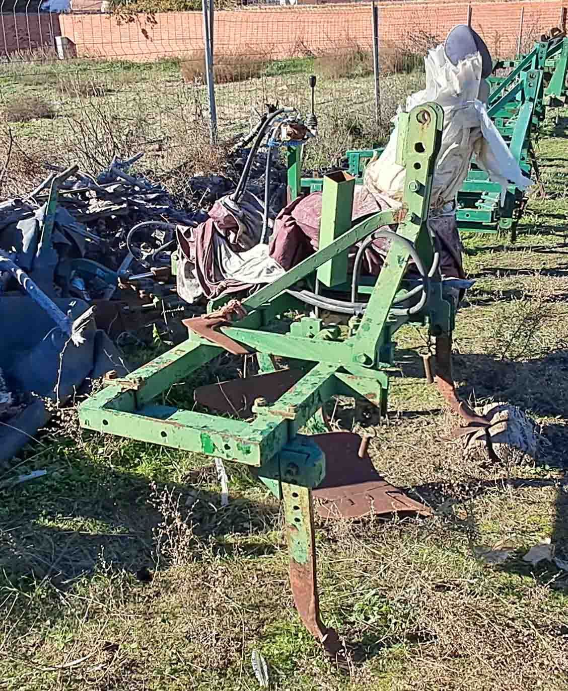 vertedera intercepa trituradora picadora recogedor sarmiento viña uva cepa emparrado tractor viñedo grada suspendida holland