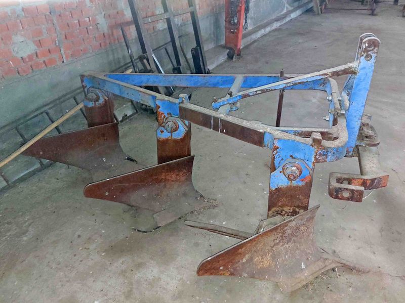 Vertederas fijas de formón con 3 hojas.