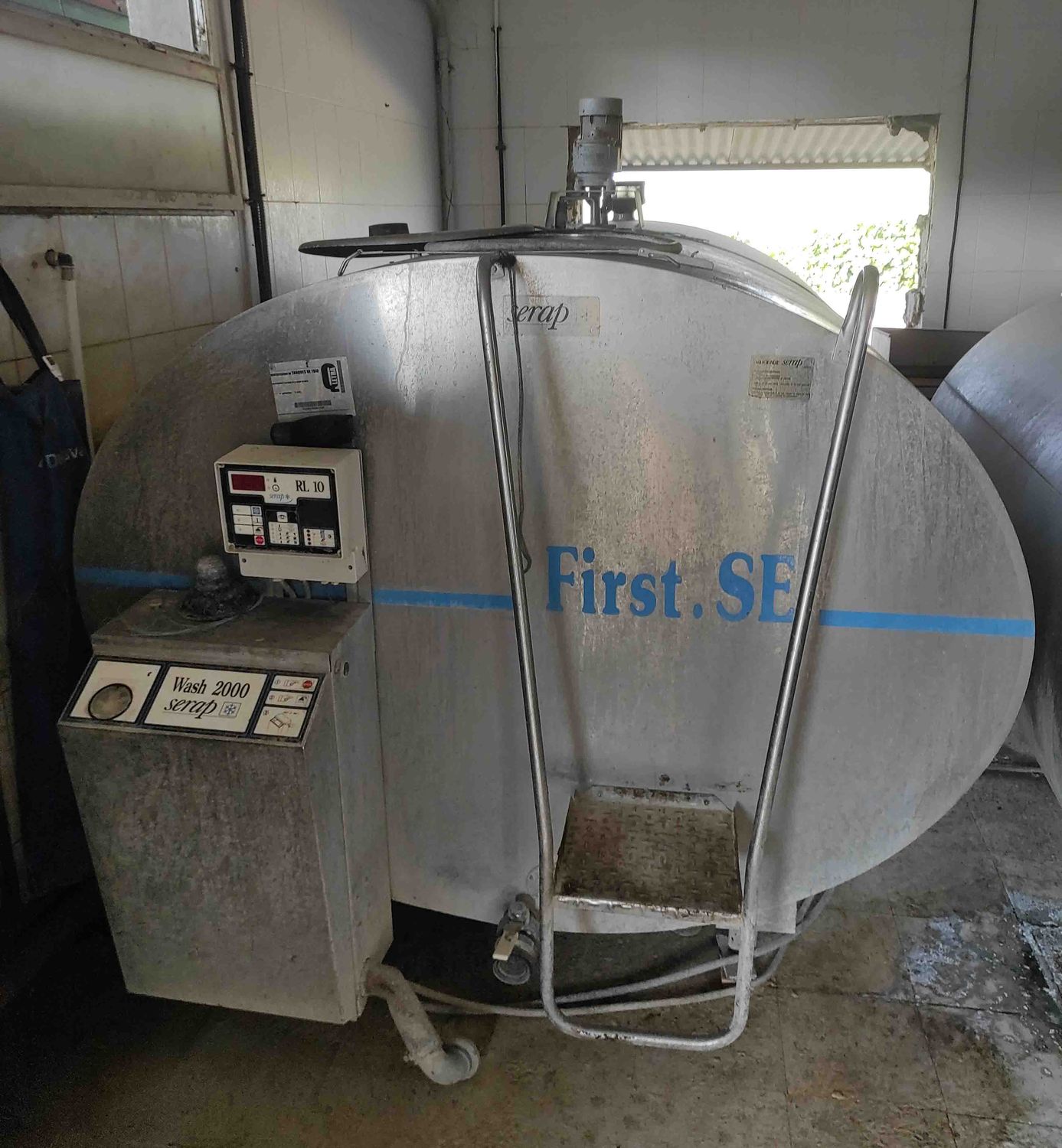 tanque deposito ordeño leche vaca lechera encamadora vacio frisona suiza estiércol ternero forraje pienso telescópica tenias