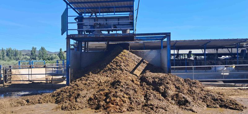 separador de estiércol ordeño vaca leche lechera encamadora tanque frisona suiza ternero forraje pienso telescópica cebadero