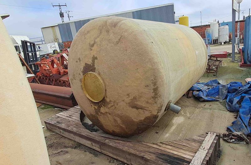 Cuba deposito tanque tumbado de pie horinzontal vertical poliester gasoil gasoleo agua remolque ganado beber regar riego case