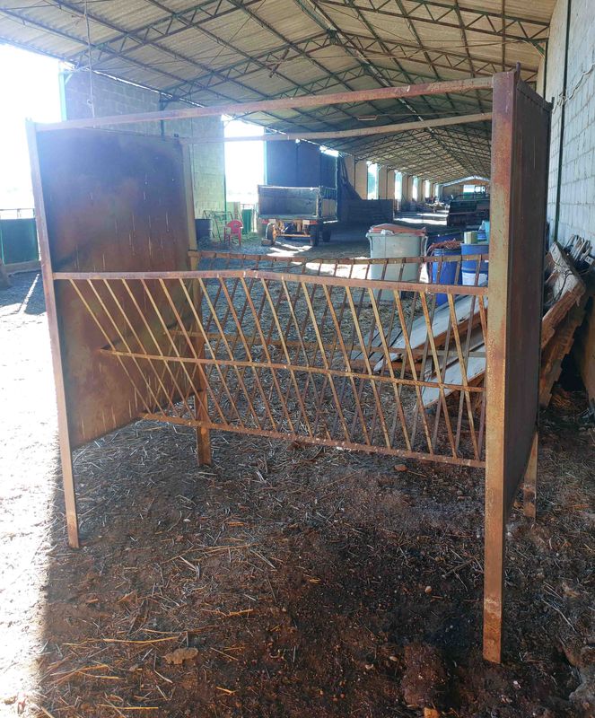 cerramiento valla telera choto cebo ternero ternera vaca de campo comedero silo alpaca pienso oveja angus cabra caballo tolva