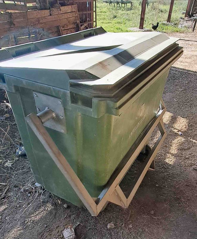 contenedor deposito de cadaveres animales muertos ovejas cerdos cabras cerramiento vallas teleras silo comedero tolva pienso