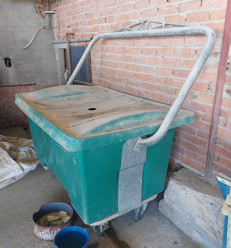 contenedor deposito cadaveres oveja cabra cerdo silo comedero tolva canal telera valla pienso amarre ordeño pollo granja case