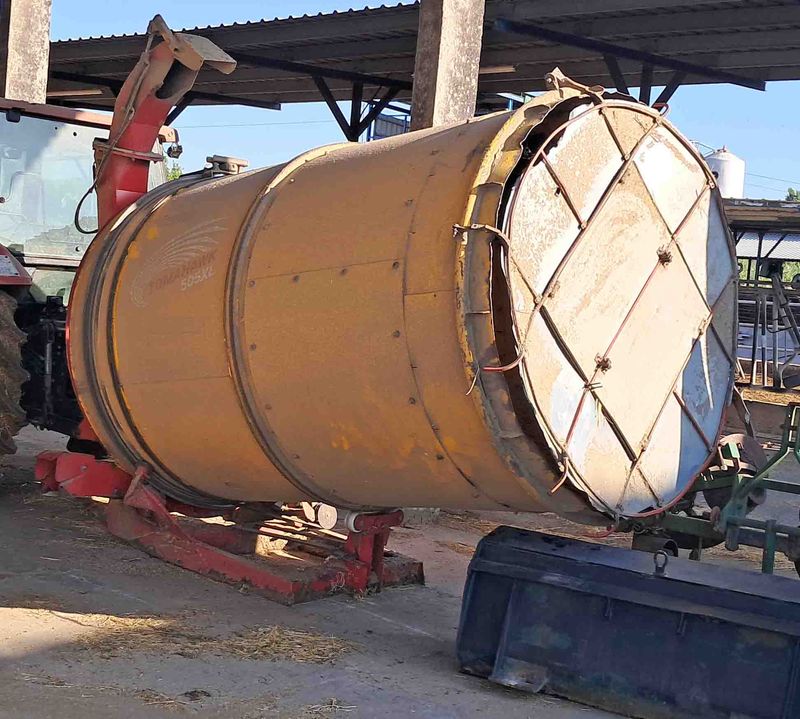 encamadora paja teagle tomahawk picadora forraje ordeño vaca leche lechera encamadora tanque frisona suiza estiércol ternero